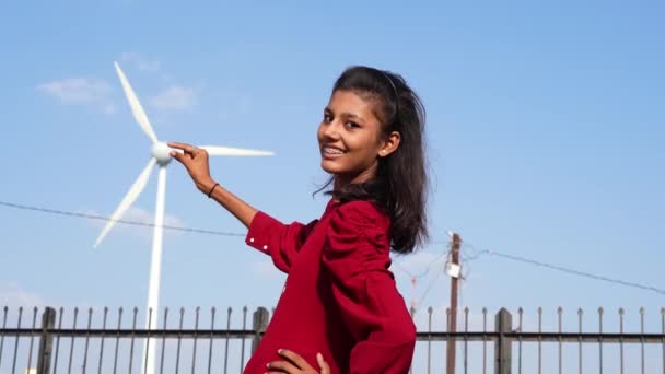 Индийская Девочка Развлекается Ветряной Мельницей Школьница Подросток Снимает Видео Ветряной — стоковое видео