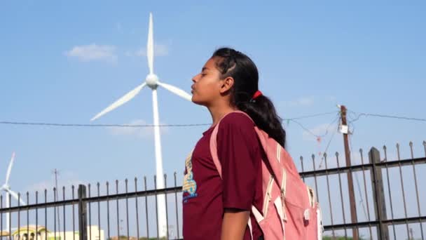 Маленькая Индийская Девочка Снимает Видеоклип Показывает Ловлю Ветряной Мельницы Кадрах — стоковое видео