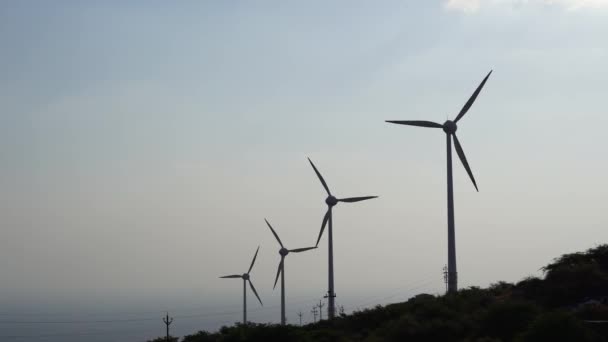 Szélmalmok Megújuló Energiaforrás Nyár Erdők Hegyek Táj Energia Átviteli Berendezések — Stock videók