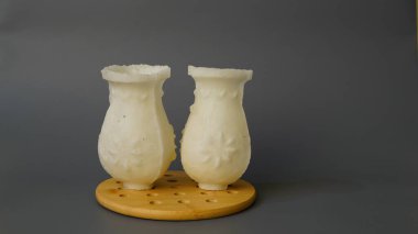 Karwa Chauth festivali için Beyaz Şeker Karwa tatlıları. Hintli kadınlar uzun ömürlü koca ve sürekli iyi talih için o gün tapıyorlardı..