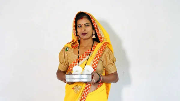 Žena Šťastně Pózuje Zatímco Pořádá Festival Puja Thali Žena Hledící Royalty Free Stock Obrázky