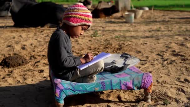 Indiase Arme Kleine Jongen Doet Huiswerk Buurt Van Huisdieren Kudde — Stockvideo
