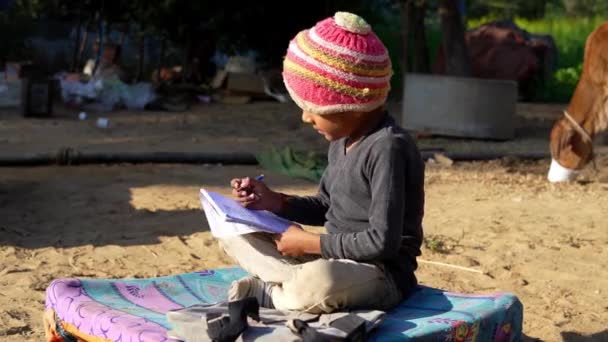 Uczeń Trzymający Długopis Ręce Odrabiający Lekcje Parku Wracając Koncepcji Szkoły — Wideo stockowe