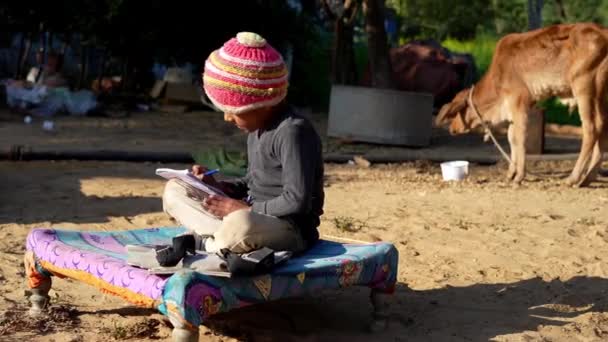 Chudák Malý Indián Dělá Domácí Úkoly Dítě Čte Píše Knihu — Stock video