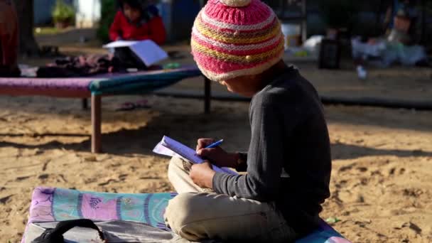 Arme Indiaanse Dorpsjongen Met Pen Hand Huiswerk Het Park — Stockvideo
