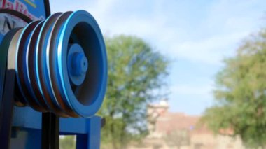 Makara ve kemeri kapat. Aktarım kemeri ve mavi hasatçı arka planında birden fazla makarası var. Konuya odaklanmayı seç