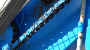 Zincirleme şanzıman kullanan dişlilerin hareketi, dişli tekerleği endüstriyel mekanizma üzerinde hareket etmek için mekanik bir zincir kullanıyor.