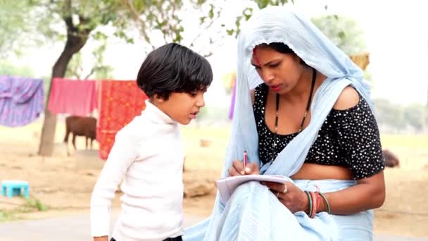 Indiska Byn Kvinna Saré Lära Lilla Dotter Och Son Att — Stockvideo