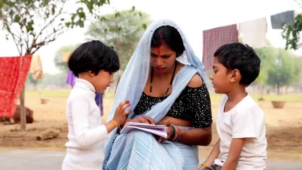 Hermosa Mujer India Traje Tradicional Ayudando Hija Hijo Con Tarea — Vídeos de Stock
