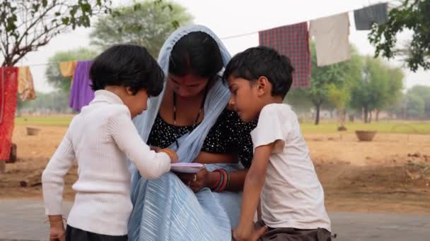 Familie Fericită Mamă Tânără Deține Carte Lectură Relaxați Îmbrățișați Copii — Videoclip de stoc