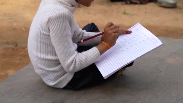 Маленька Сільська Дівчинка Робить Домашнє Завдання Блокноті Сидить Землі Біля — стокове відео