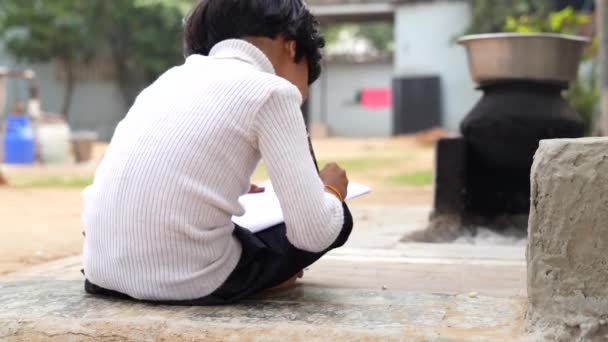 Estudante Indiano Está Sentado Chão Perto Fazenda Cabras Escrevendo Livro — Vídeo de Stock