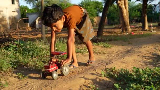 Маленький Хлопчик Грає Іграшковим Трактором Вулиці Двоє Дітей Дівчинка Хлопчик — стокове відео