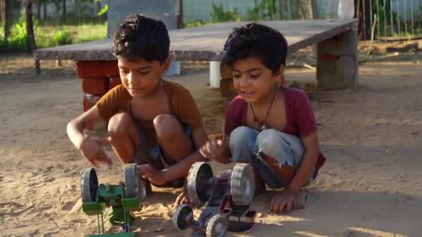 Dwoje Dzieci Chłopiec Dziewczynka Zabawy Świeżym Powietrzu Ciągników Zabawki Zachodzie — Wideo stockowe