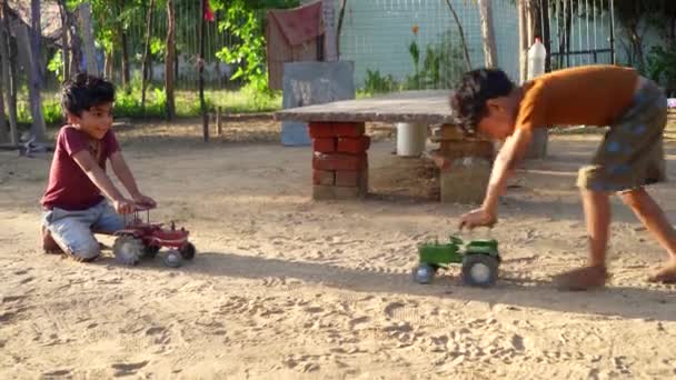 Två Glada Barn Leker Med Stora Gamla Leksakstraktor Sommarträdgården Utomhus — Stockvideo