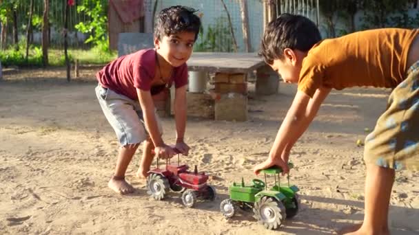 Zwei Kinder Ein Mädchen Und Spaß Freien Mit Spielzeugtraktoren Bei — Stockvideo