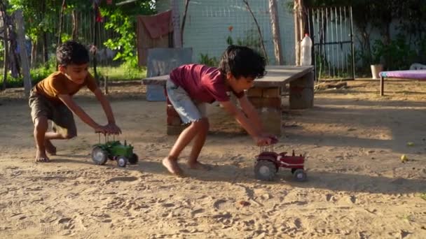 Δύο Παιδιά Αγόρι Κορίτσι Διασκεδάζοντας Εξωτερικούς Χώρους Τρακτέρ Παιχνίδι Στο — Αρχείο Βίντεο