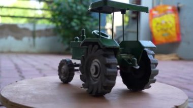 Antika kırmızı plastik oyuncak traktör, 3D renkli traktör modeli - dönüş videosu