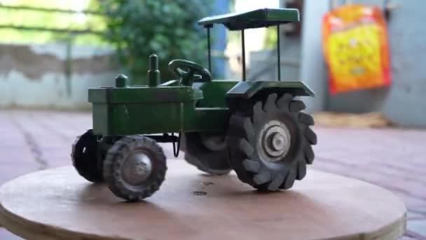 Jucăria Verde Tractorului Rotește Fundalul Casei Jucăria Tractorului Agricultor — Videoclip de stoc