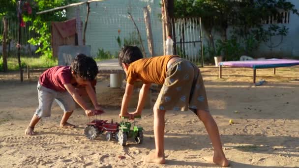 Zwei Fröhliche Kinder Spielen Mit Einem Großen Alten Spielzeugtraktor Sommergarten — Stockvideo
