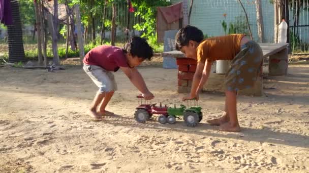 Dos Niños Niña Divirtiéndose Aire Libre Con Tractores Juguete Atardecer — Vídeos de Stock