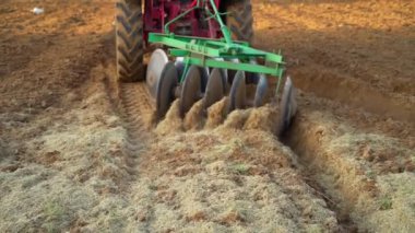 Traktör toprağı işliyor. Tarım arazisi ve toprak ekimi. Tarım traktörü tarla ekiminde. Traktör disk harrow tarım alanı.