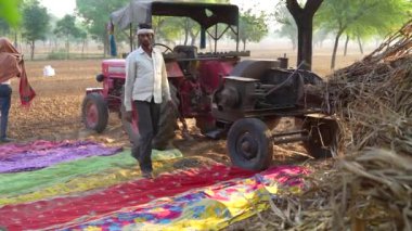 Tarım endüstrisi konsepti. Çağdaş harman makinesi saman kabuğu fırtınası olan bir alanda çalışıyor..
