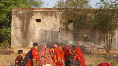 25 Ağustos 2023 Jaipur, Rajasthan, Hindistan. Farklı giyinmiş ve festivalde kutsal yemek sunan Hintli kültürlü kadınlar. Hindu festivali ve din kavramı.