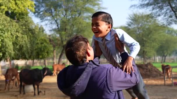爱印度爸爸和小儿子一起站在农场里玩耍 — 图库视频影像