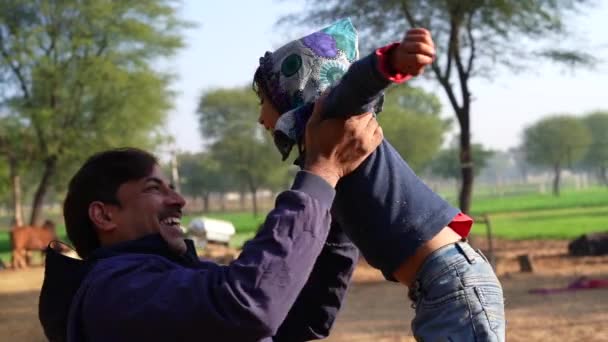 Padre Joven Divirtiéndose Con Bebé Jardín Invierno Hombre Despreocupado Vinculándose — Vídeos de Stock