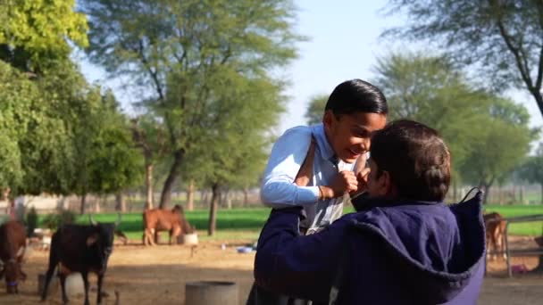 年轻的父亲把他那笑着的小男孩举到空中 爸爸和他的儿子在日出时一起在户外玩耍 亲子关系和童年概念 — 图库视频影像