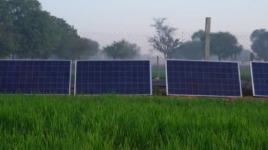 Güneş Çiftliği, Hindistan 'ın kırsal kesimlerinde düzgün düzenlenmiş güneş panelleri. Sisli bir günde bir dizi güneş paneli. Bir güneş çiftliğinin resimleri