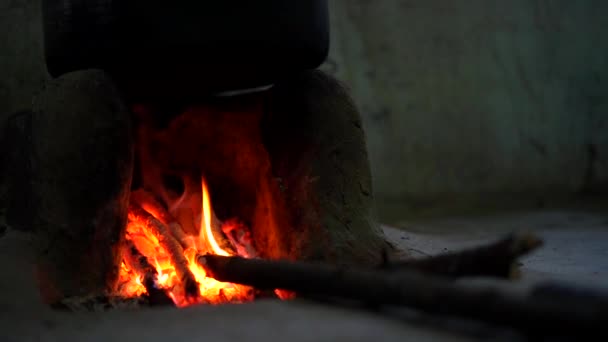 Rural Vintage Kitchen Använder Ved Jordskorpan För Matlagning Mat Indiska — Stockvideo