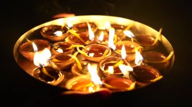 Ram Mandir 'in açılışından önce Diya' nın ateşini yağ doldurdu. Diwali, Işık Festivali, Hindular, Jainsler ve Sikhler tarafından kutlanıyor..