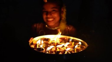 Diwali festivalinde mum yakan Hintli tatlı küçük kız. Diwali festivali görüntüleri selamlıyor