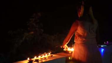 Diwali festivalinde mum yakan Hintli tatlı küçük kız. Diwali festivali görüntüleri selamlıyor