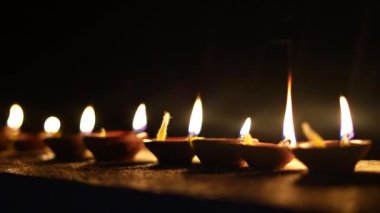 Ram Mandir 'in açılışından önce Diya' nın ateşini yağ doldurdu. Diwali, Işık Festivali, Hindular, Jainsler ve Sikhler tarafından kutlanıyor..
