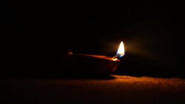 Ram Mandir 'in açılışından önce Diya' nın ateşini yağ doldurdu. Diwali, Işık Festivali, Hindular, Jainsler ve Sikhler tarafından kutlanıyor..