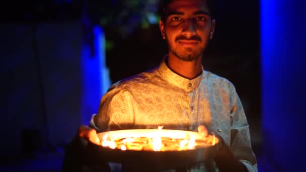 Indyjscy Członkowie Rodziny Oświetlenie Earthen Lampa Lub Diya Płonące Krakersy — Wideo stockowe
