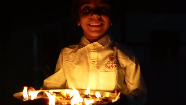 Menina Bonito Indiano Acender Velas Festival Diwali Diwali Festival Saudação — Vídeo de Stock
