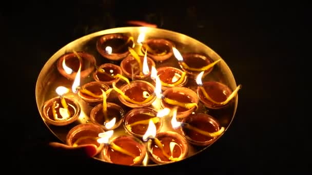 Miembros Familia India Iluminando Lámpara Barro Diyas Quemando Galletas Con — Vídeo de stock