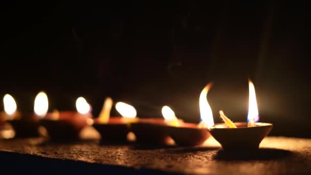 Indiase Familieleden Verlichten Aarden Lamp Diya Branden Crackers Ter Gelegenheid — Stockvideo