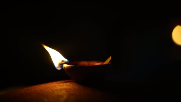 Miembros Familia India Iluminando Lámpara Barro Diyas Quemando Galletas Con — Vídeos de Stock
