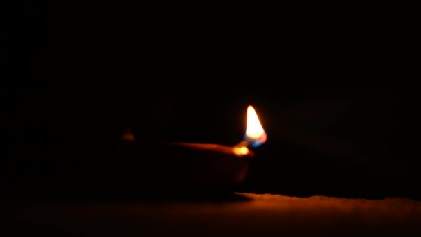 Indiase Familieleden Verlichten Aarden Lamp Diya Branden Crackers Ter Gelegenheid — Stockvideo