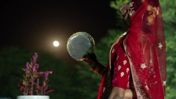 完全な月の背景に対してカルワチャウスプジャを行うかわいいインドの女性 — ストック動画