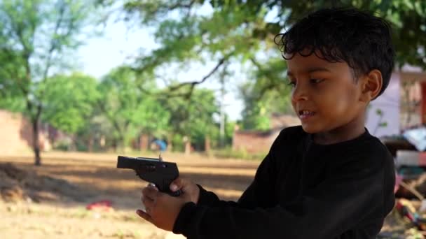 Indian Child Chłopiec Strzela Pistoletu Zabawka Petardy Zewnątrz Indyjska Kultura — Wideo stockowe