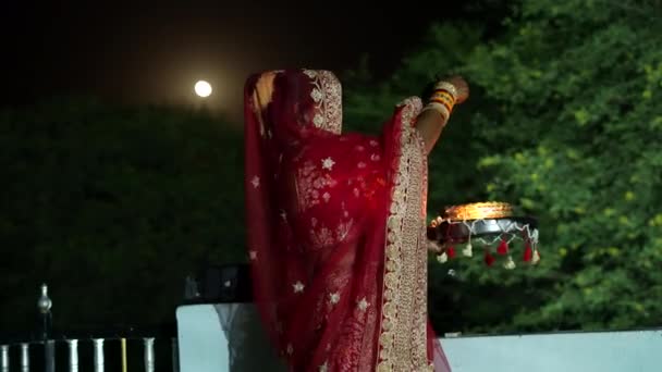 Schöne Junge Frau Die Karwa Chauth Rituale Ausführt Während Sie — Stockvideo