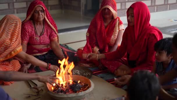 1月2024 ジャイプール ラジャスタン インド インドの献身的な家族は 自宅で神に花を贈るマングルアートを提供しています スピリチュアリティ 宗教習慣 儀式の概念 — ストック動画