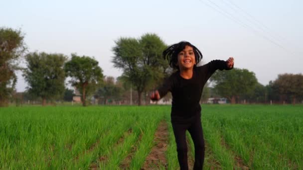 Indiano Bambine Ragazzi Divertono Campo Verde Inverno Sera Bambini Che — Video Stock