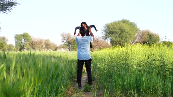 Barn Och Förälder Leker Naturen Lycklig Familj Och Barndom Koncept — Stockvideo